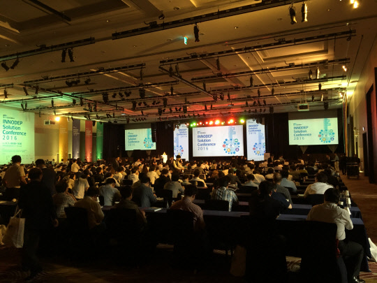 이노뎁은 7일 서울 양재동 더K호텔 컨벤션센터에서 '이노뎁 솔루션 콘퍼런스 2016'을 개최했다. 참석자들이 강연을 듣고 있는 모습.   이노뎁 제공